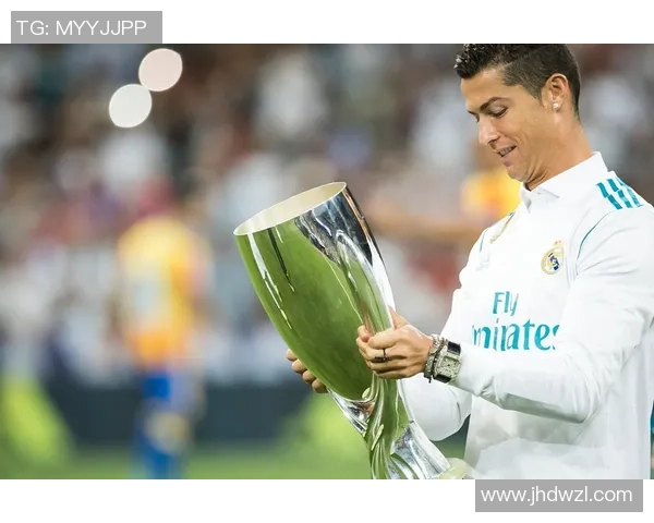 球迷冲进场内抢C罗球衣欧冠赛场上演奇葩一幕引发热议